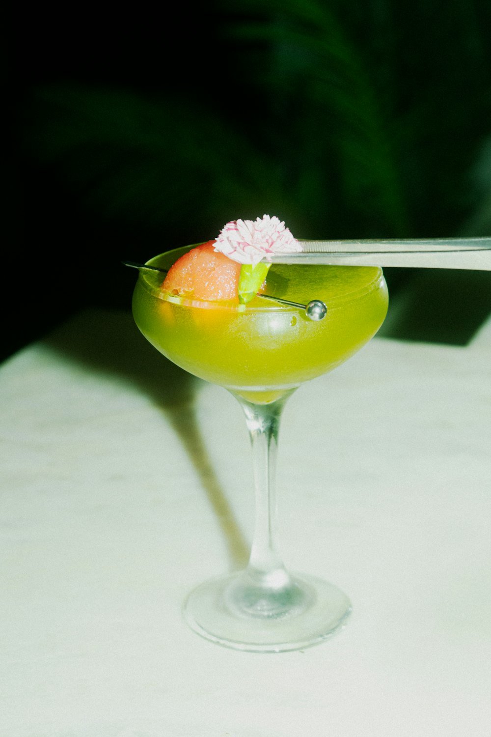 Grüner Drink im Stielglas
