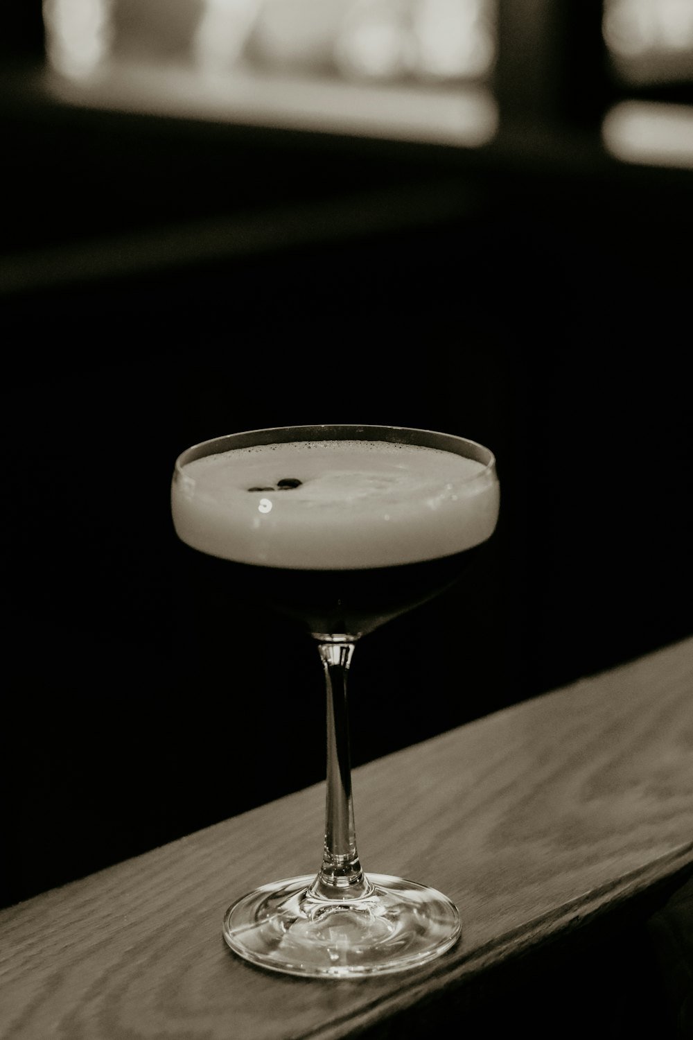 Cocktail mit Schaum im Coupe-Glas